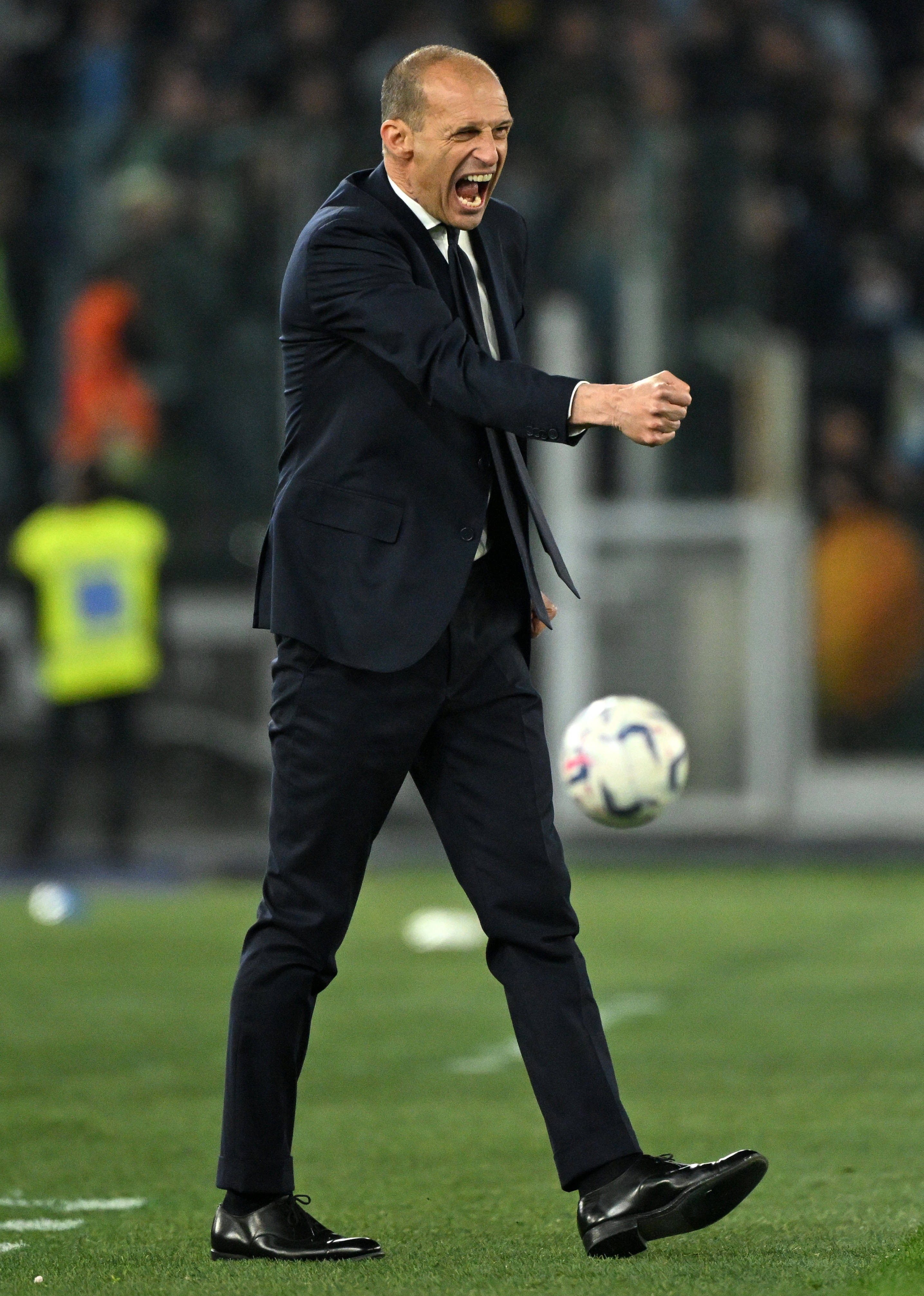 乐鱼-包含加时末段广州队备战意大利杯；临场应变细节曝光；引发热议；身体对抗强度拉满的词条-乐鱼